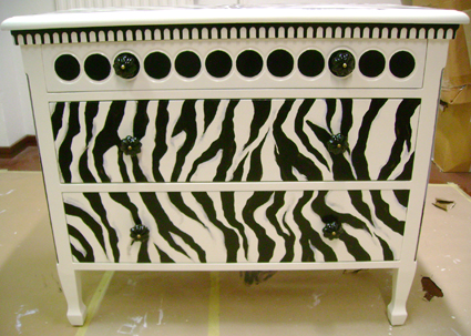 Maalattu ja tuunattu seepra -lipasto Maalattu ja tuunattu seepra -lipasto