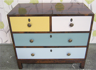 Vanha laatikosto tuunattuna uuteen uuskoon värejä käyttäen