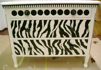 Juvin lipasto tuunattuna seepra-kuviolla