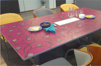 Martelan neuvottelupöytä tuunattuna hienolla tapetilla, lakalla viimeisteltynä