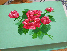 koristemaalaus - kukkia arkun kannessa