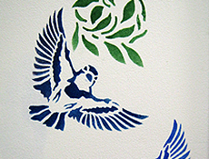 Peippo-iaheinen sabloonamaalaus seinällä